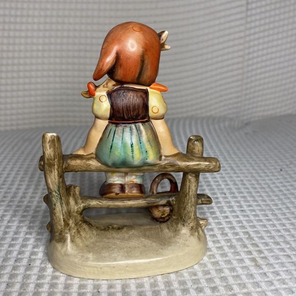 GOEBEL HUMMEL FIGURINE “JUST RESTING” - Picture 2 of 3